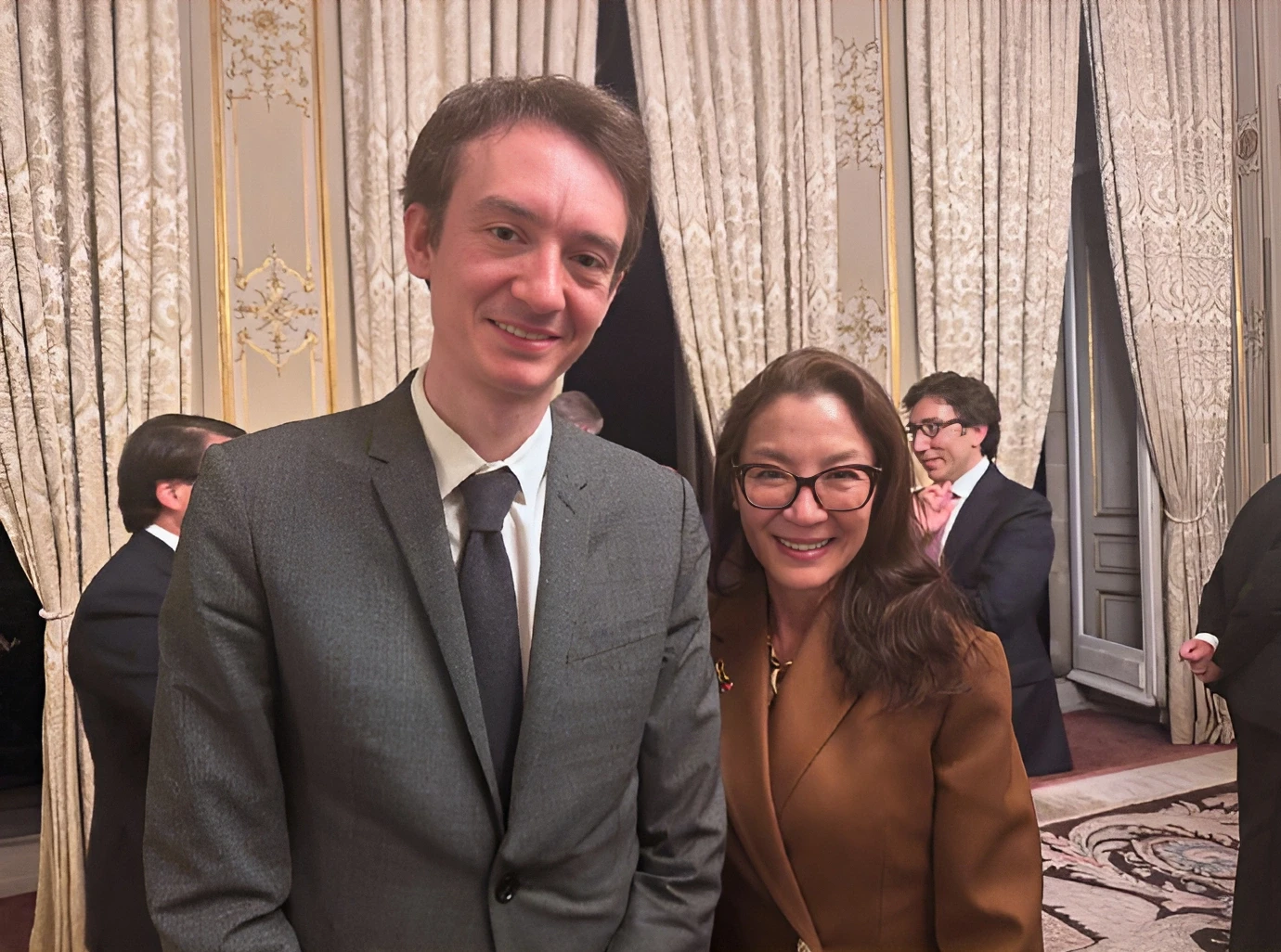 Dương Tử Quỳnh thay Frédéric Arnault và Lisa công bố tin vui, MXH dậy sóng - Hình 1