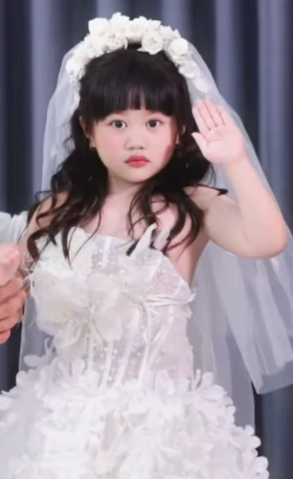 Quý tử Lê Dương Bảo Lâm hóa búp bê si đa, bị bố dìm tơi tả, phân biệt thấy rõ! - Hình 2