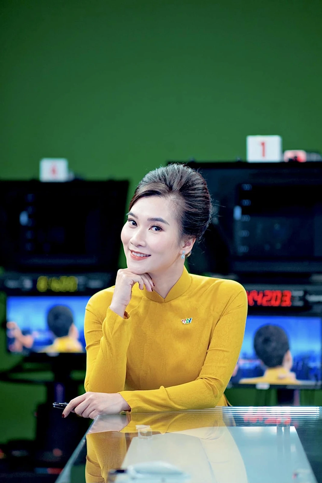 BTV Khánh Trang vướng tin đồn bị VTV cho thôi việc: Từng khóc dẫn tin Quốc tang - Hình 2
