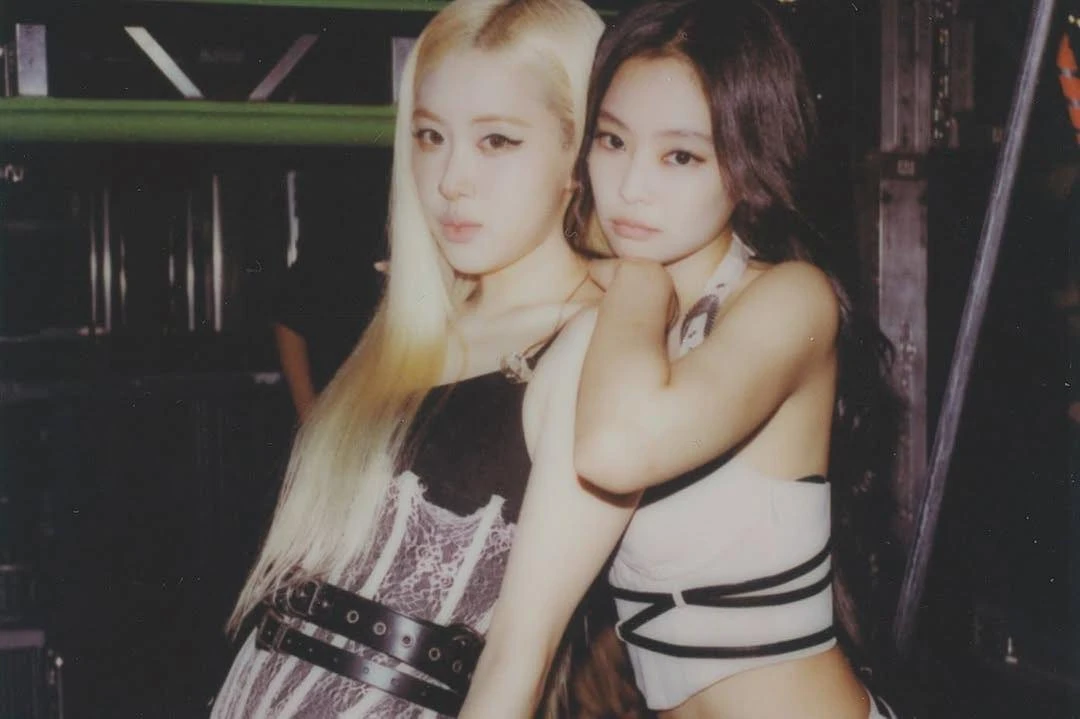 Jennie đổi đối tượng kèn cựa, lấy Rosé làm nền, cấm hiện hình, fan nổi điên? - Hình 2