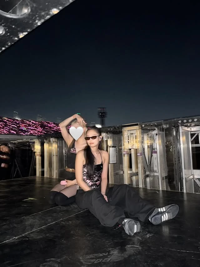 Jennie đổi đối tượng kèn cựa, lấy Rosé làm nền, cấm hiện hình, fan nổi điên? - Hình 1