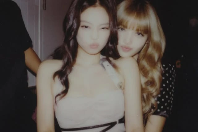 Jennie đổi đối tượng kèn cựa, lấy Rosé làm nền, cấm hiện hình, fan nổi điên? - Hình 3