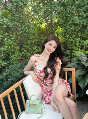 Bạn gái Huỳnh Hiểu Minh livestream khóc nức nở kể khổ, tiết lộ điều sốc! - Hình 3