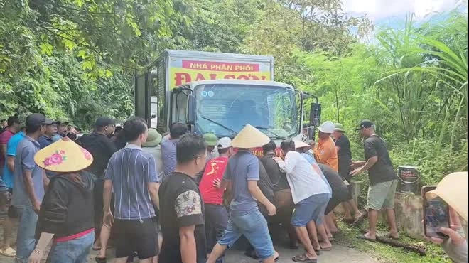 Đoàn xe cứu trợ vùng lũ gặp tai nạn liên hoàn 1 người bị thương, nguyên nhân sốc - Hình 2