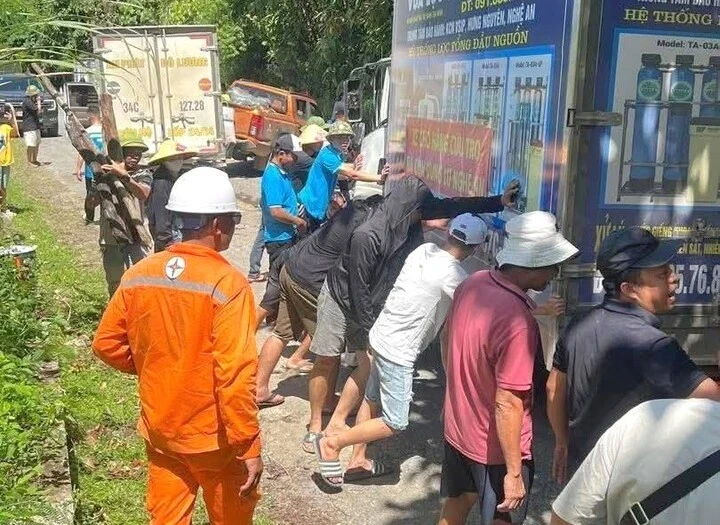Đoàn xe cứu trợ vùng lũ gặp tai nạn liên hoàn 1 người bị thương, nguyên nhân sốc - Hình 3