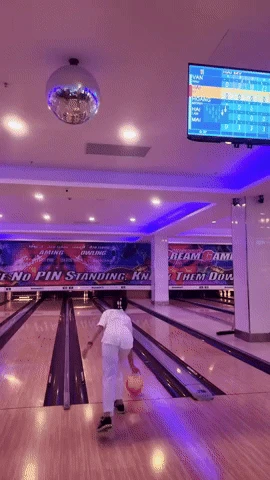 Mẹ Doãn Hải My diện đẹp thảnh thơi chơi bowling cùng các con, mẹ Văn Hậu lặng lẽ trông cháu gây chú ý - Hình 3