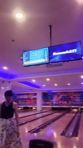 Mẹ Doãn Hải My diện đẹp thảnh thơi chơi bowling cùng các con, mẹ Văn Hậu lặng lẽ trông cháu gây chú ý - Hình 1