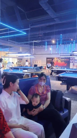 Mẹ Doãn Hải My diện đẹp thảnh thơi chơi bowling cùng các con, mẹ Văn Hậu lặng lẽ trông cháu gây chú ý - Hình 2