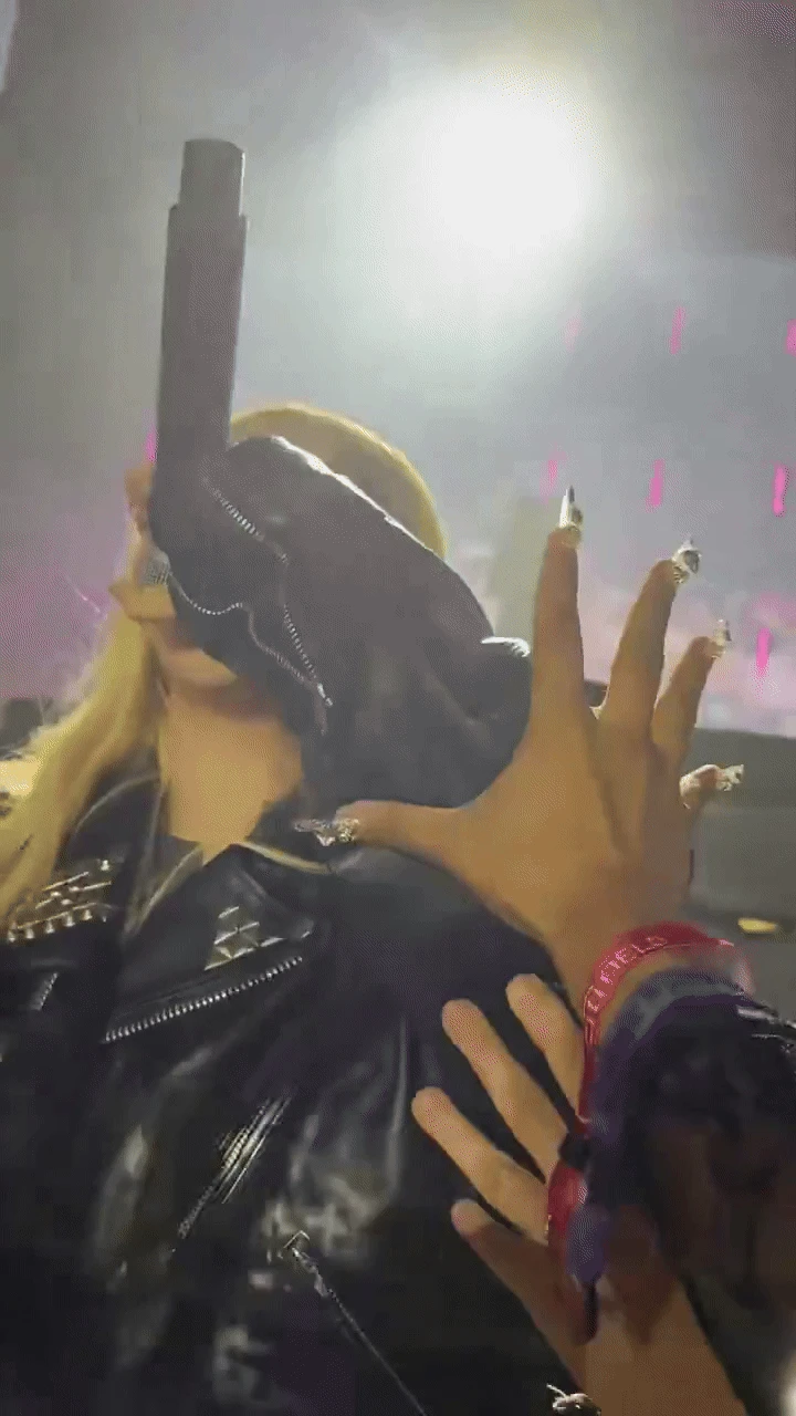 Rosé (BLACKPINK) bị quấy rối kinh hoàng ngay giữa concert, hàng vạn fan lên tiếng phẫn nộ - Hình 1