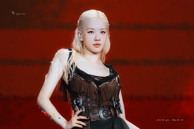 Rosé (BLACKPINK) xịt keo khi gặp biển đen, TikToker triệu view đem ra cợt nhả - Hình 4