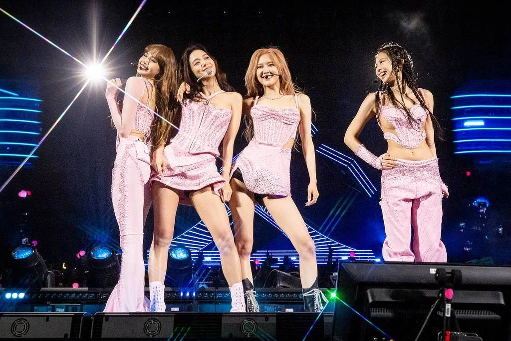 Rosé (BLACKPINK) xịt keo khi gặp biển đen, TikToker triệu view đem ra cợt nhả - Hình 6