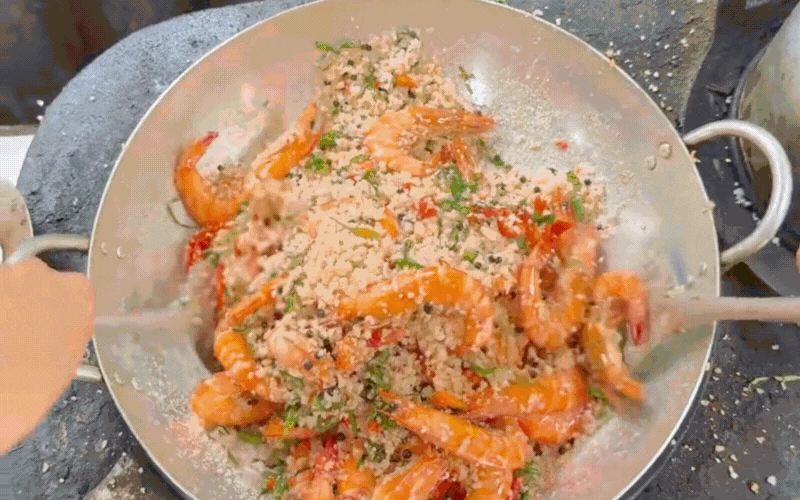 Vì sao tôm rang muối hột đang khiến hội nội trợ phát cuồng thi nhau vào bếp? - Hình 11