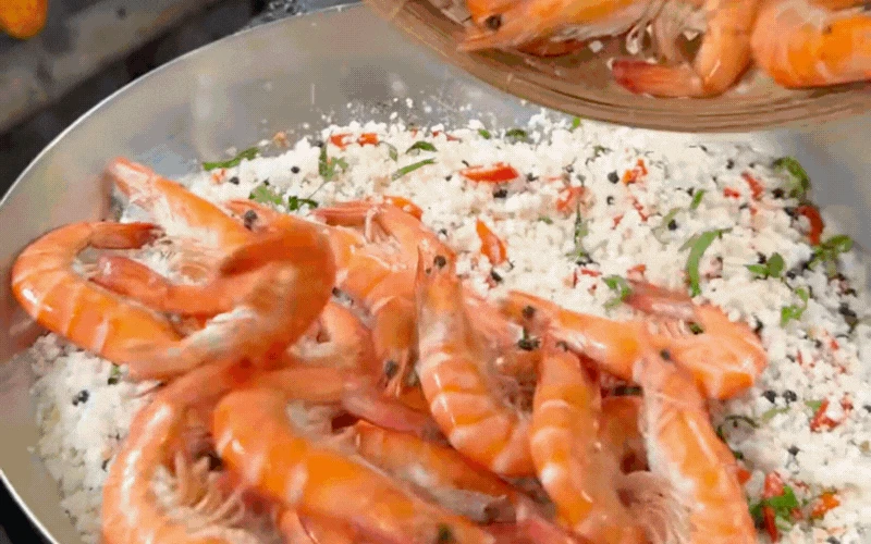 Vì sao tôm rang muối hột đang khiến hội nội trợ phát cuồng thi nhau vào bếp? - Hình 9