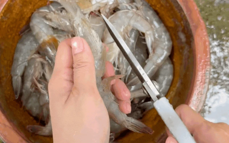 Vì sao tôm rang muối hột đang khiến hội nội trợ phát cuồng thi nhau vào bếp? - Hình 3
