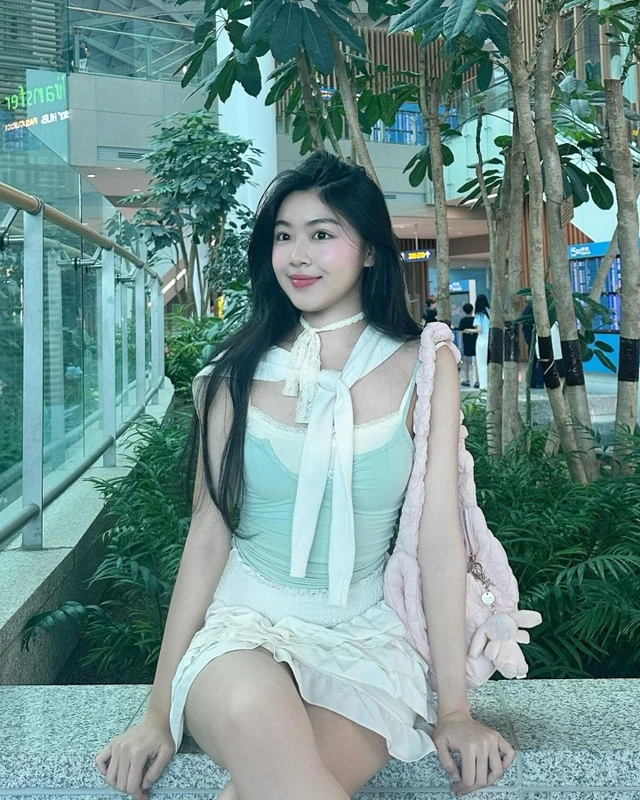 Ái nữ Quyền Linh bị quay lén ở sân Tennis, lộ nhan sắc qua cam thường khó đỡ - Hình 4