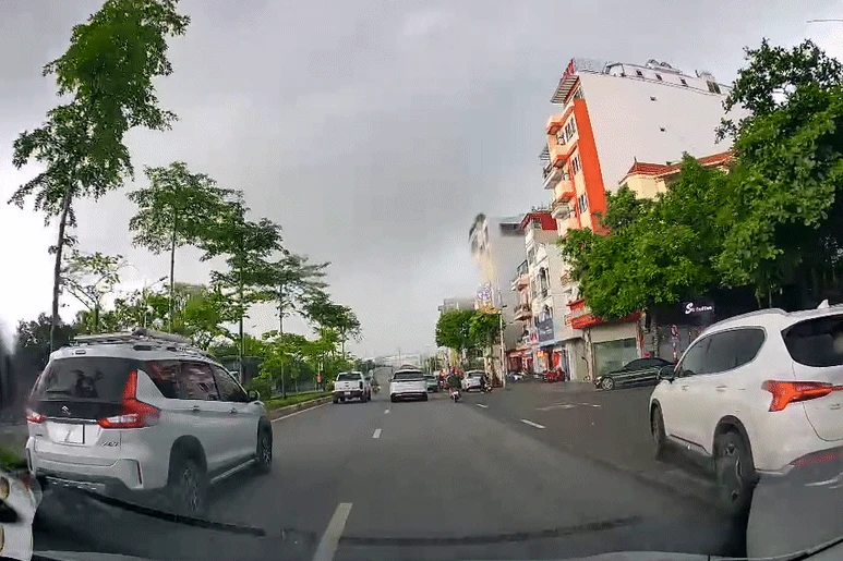 Hà Nội: Sét đánh nhà dân, người đi đường thót tim kể khoảnh khắc tóe lửa - Hình 1