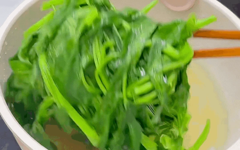 Món rau rẻ bèo mà gây nghiện cả mùa hè: Thanh mát, đẹp mắt, cả nhà ăn sạch veo! - Hình 2
