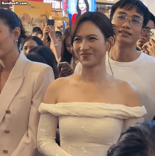 Clip hot: Bắt trọn biểu cảm của Phương Anh Đào khi Tuấn Trần nói anh yêu em giữa sự kiện, netizen đòi cưới gấp - Hình 2