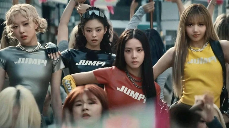 Jennie và Jisoo mắc bệnh chảnh chọe, lộ video trước khách sạn tạo khẩu chiến? - Hình 4