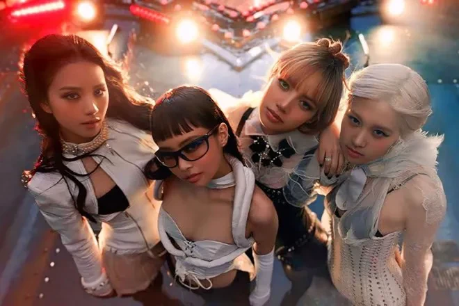 Jennie và Jisoo mắc bệnh chảnh chọe, lộ video trước khách sạn tạo khẩu chiến? - Hình 7