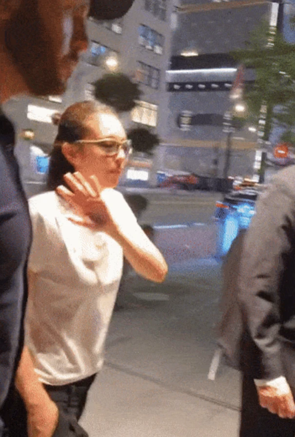 Jennie và Jisoo mắc bệnh chảnh chọe, lộ video trước khách sạn tạo khẩu chiến? - Hình 1