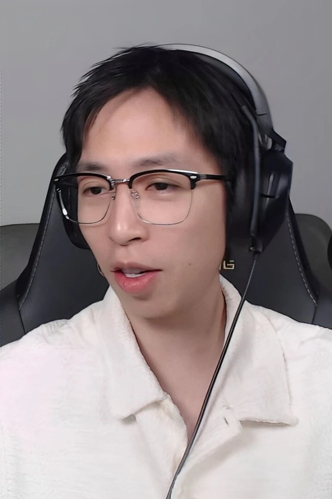 Cục PTTH gọi điện yêu cầu ViruSs tắt live, nam streamer xin 10 phút làm việc sốc - Hình 1