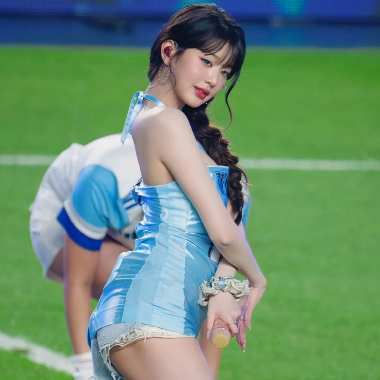 Jang Wonyoung hát giữa giờ trận đá bóng, bị nói ăn mặc phản cảm - Hình 5
