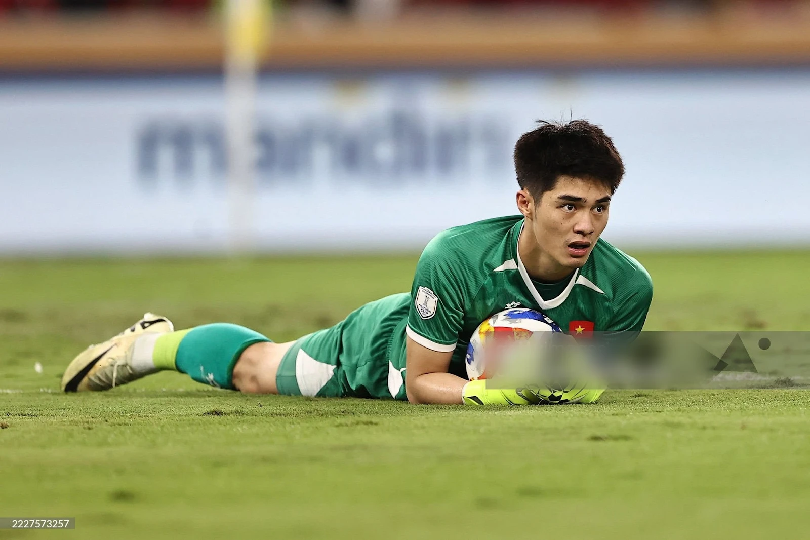 Trần Trung Kiên: Thủ môn 1m9 của U23 VN, ôm bóng như ôm người yêu, fan nữ mê mệt - Hình 4