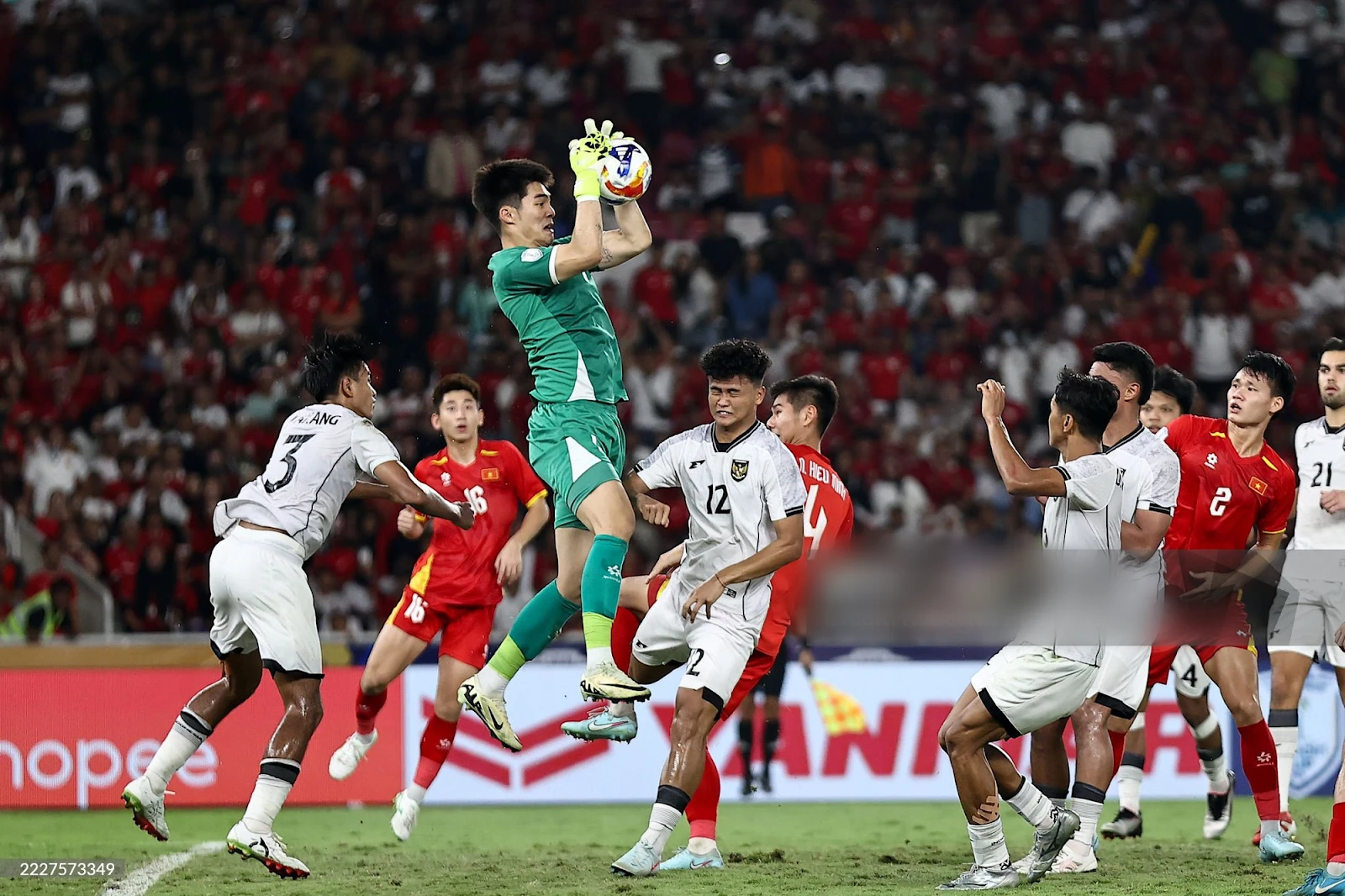 Trần Trung Kiên: Thủ môn 1m9 của U23 VN, ôm bóng như ôm người yêu, fan nữ mê mệt - Hình 3