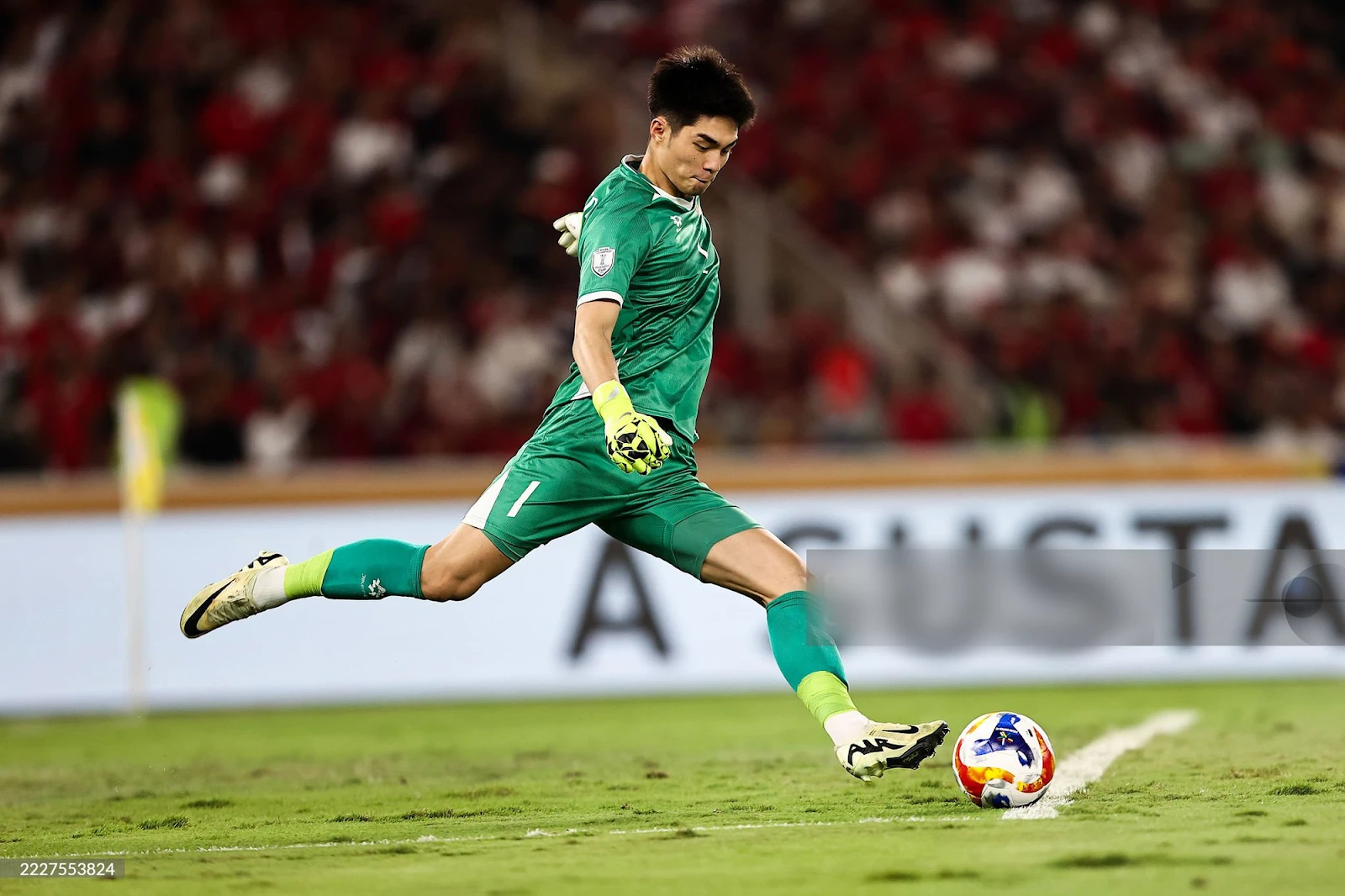 Trần Trung Kiên: Thủ môn 1m9 của U23 VN, ôm bóng như ôm người yêu, fan nữ mê mệt - Hình 1