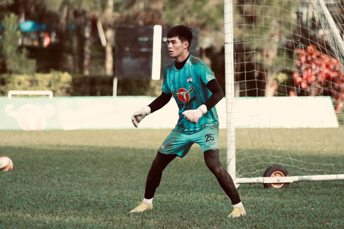 Trần Trung Kiên: Thủ môn 1m9 của U23 VN, ôm bóng như ôm người yêu, fan nữ mê mệt - Hình 7