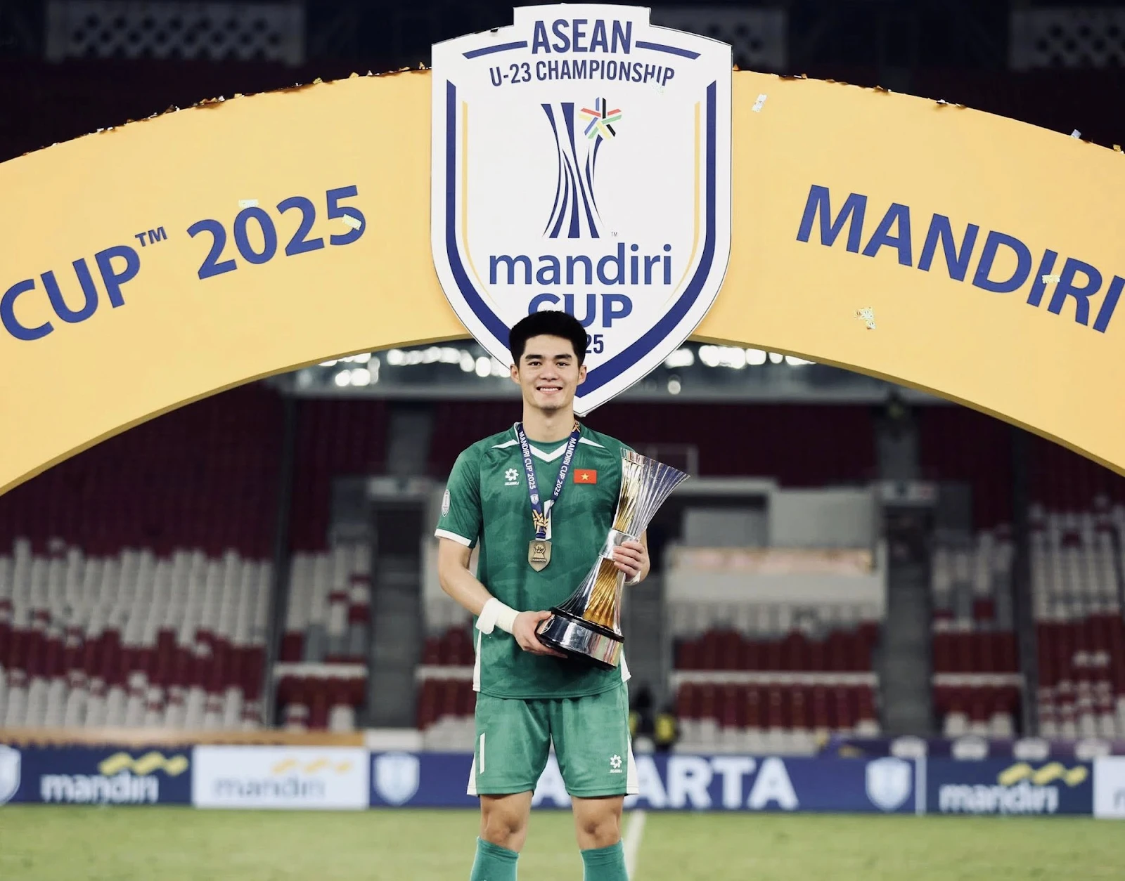 Trần Trung Kiên: Thủ môn 1m9 của U23 VN, ôm bóng như ôm người yêu, fan nữ mê mệt - Hình 5