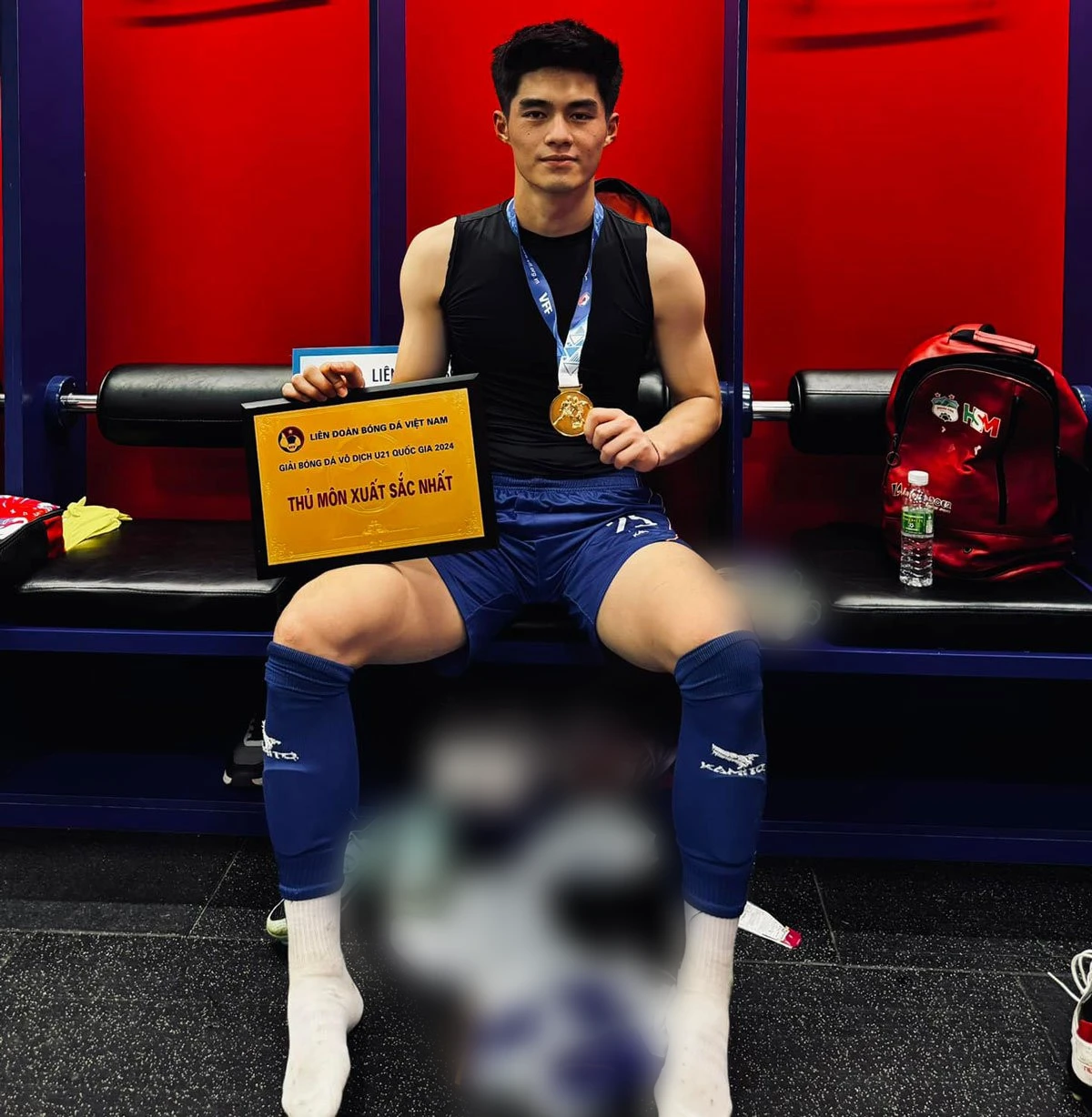 Trần Trung Kiên: Thủ môn 1m9 của U23 VN, ôm bóng như ôm người yêu, fan nữ mê mệt - Hình 6