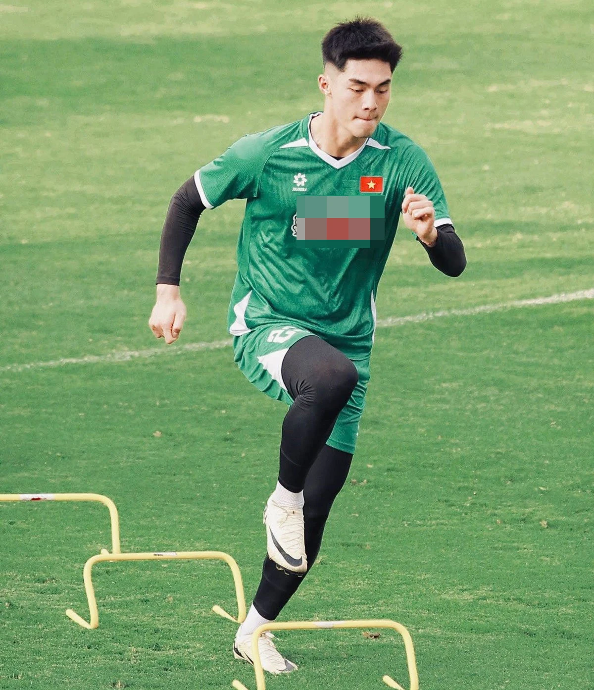 Trần Trung Kiên: Thủ môn 1m9 của U23 VN, ôm bóng như ôm người yêu, fan nữ mê mệt - Hình 2
