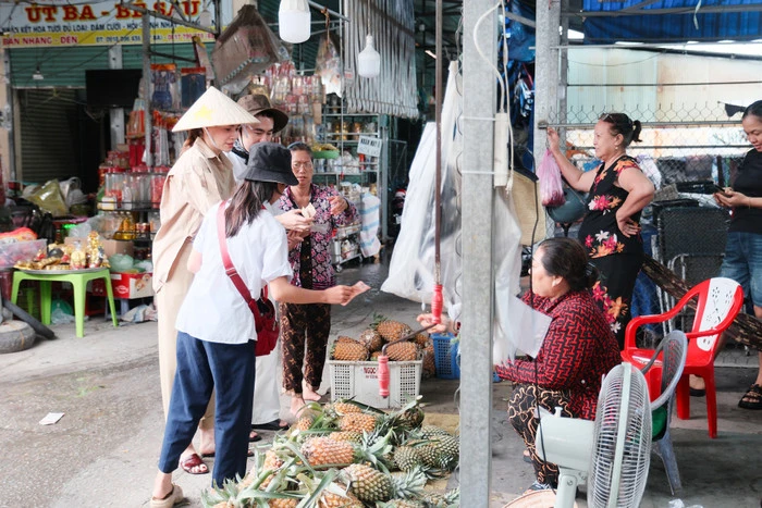Hồ Ngọc Hà bỏ hào quang, xuống phố bán vé số giúp người nghèo, CĐM xúc động - Hình 4