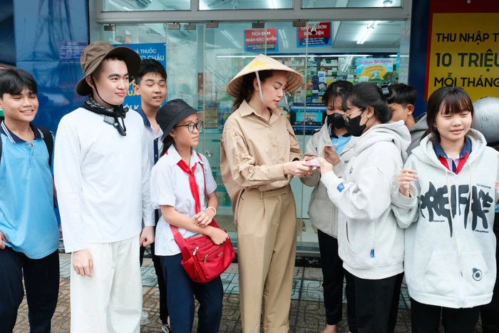 Hồ Ngọc Hà bỏ hào quang, xuống phố bán vé số giúp người nghèo, CĐM xúc động - Hình 5