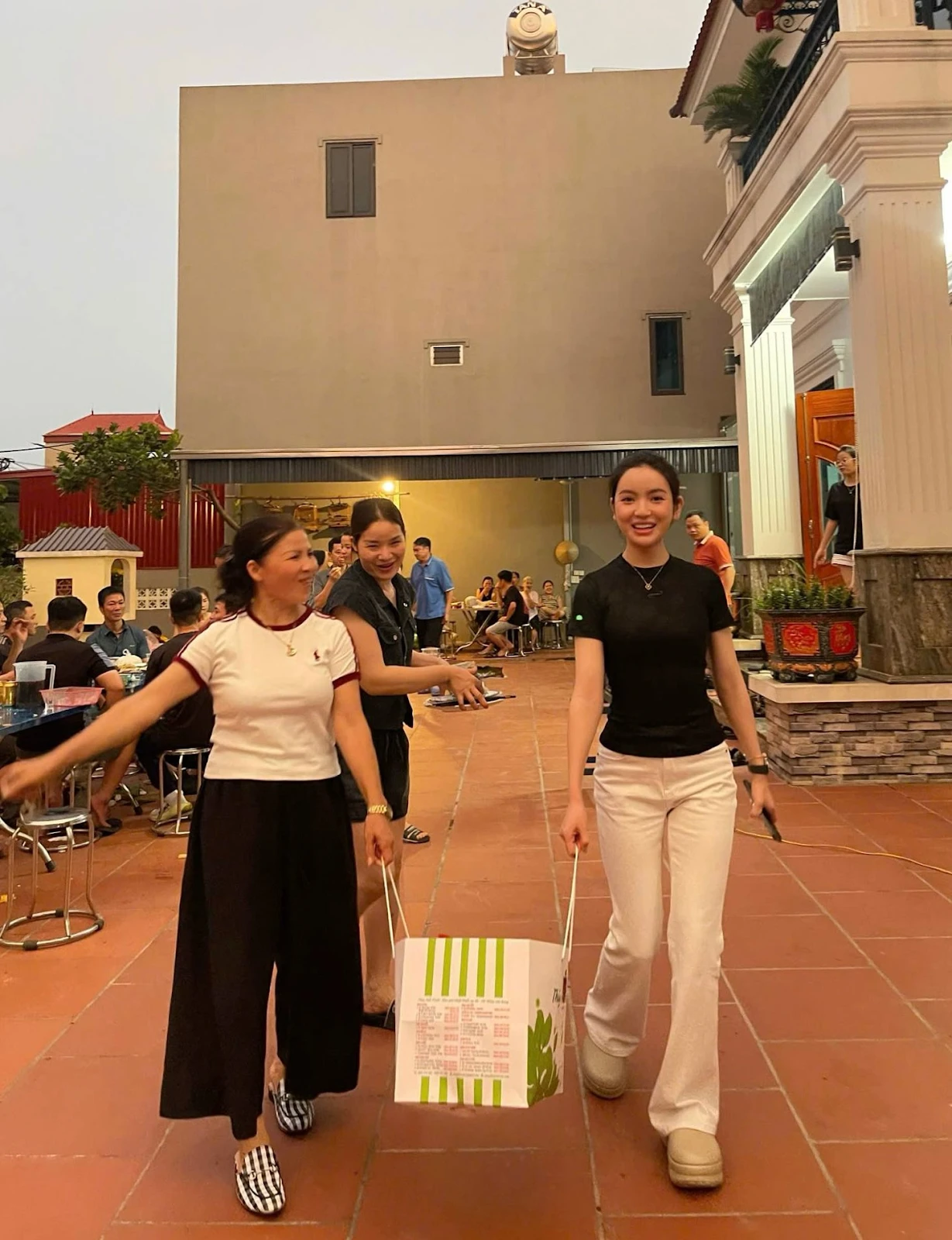Vợ Quang Hải đột kích quay video bố chồng, thái độ phụ huynh gây chú ý - Hình 4