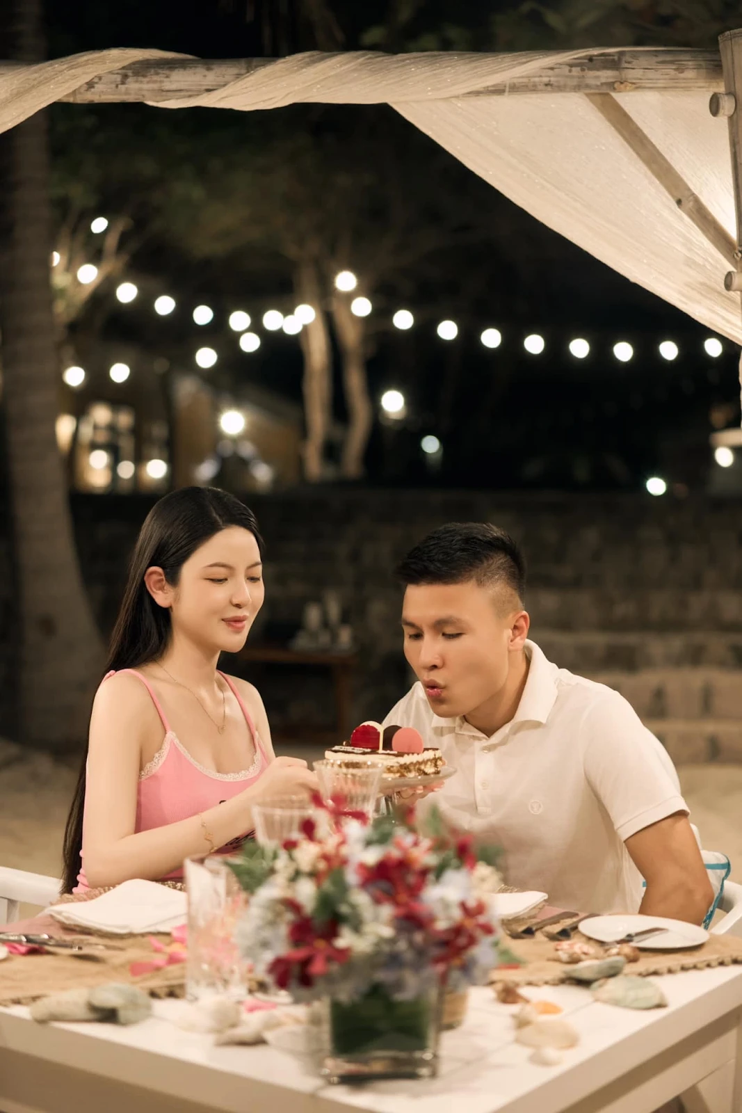 Vợ Quang Hải đột kích quay video bố chồng, thái độ phụ huynh gây chú ý - Hình 5