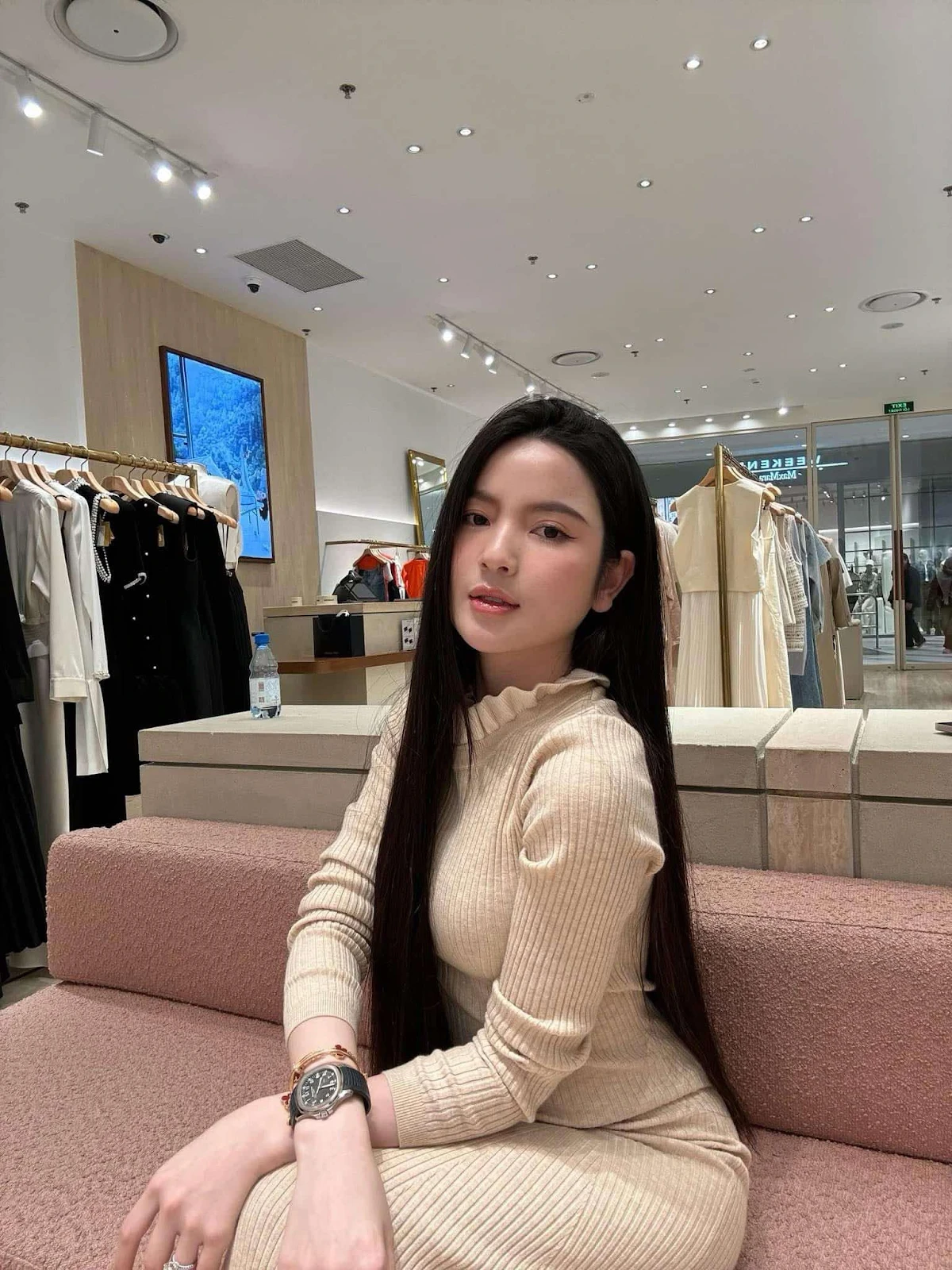 Vợ Quang Hải đột kích quay video bố chồng, thái độ phụ huynh gây chú ý - Hình 8
