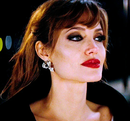 Angelina Jolie năm 35 tuổi từng đóng một vai mà cốt cách quý cô thanh lịch tràn ngập từng khung hình, khiến nam chính say mê không rời - Hình 4