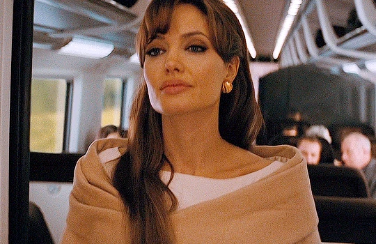 Angelina Jolie năm 35 tuổi từng đóng một vai mà cốt cách quý cô thanh lịch tràn ngập từng khung hình, khiến nam chính say mê không rời - Hình 3