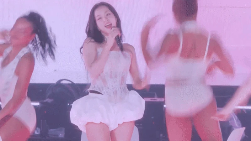 BLACKPINK điên rồ sau 3 năm vắng bóng: Jennie - Lisa sexy táo tợn, khoảnh khắc chị chị em em làm fan bé liên gào thét! - Hình 3