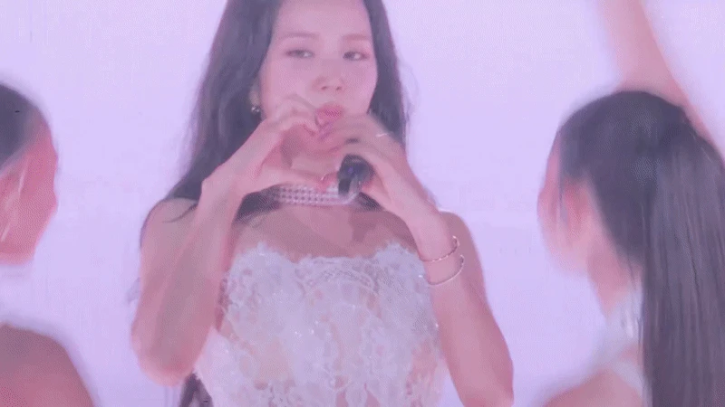 BLACKPINK điên rồ sau 3 năm vắng bóng: Jennie - Lisa sexy táo tợn, khoảnh khắc chị chị em em làm fan bé liên gào thét! - Hình 4
