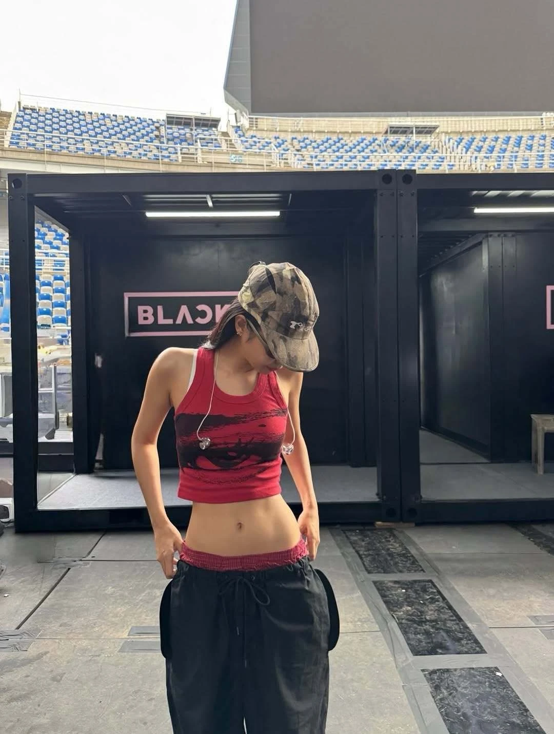 Jennie giản dị đi tổng duyệt Concert Blackpink, vòng eo bé xíu gây sốt - Hình 4