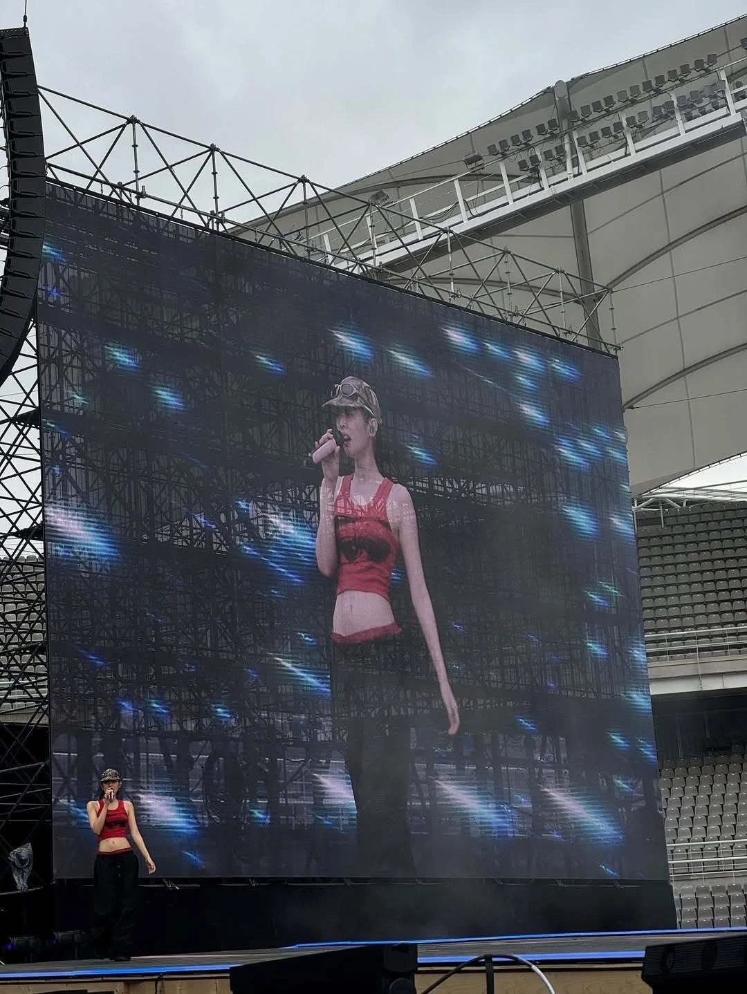 Jennie giản dị đi tổng duyệt Concert Blackpink, vòng eo bé xíu gây sốt - Hình 5