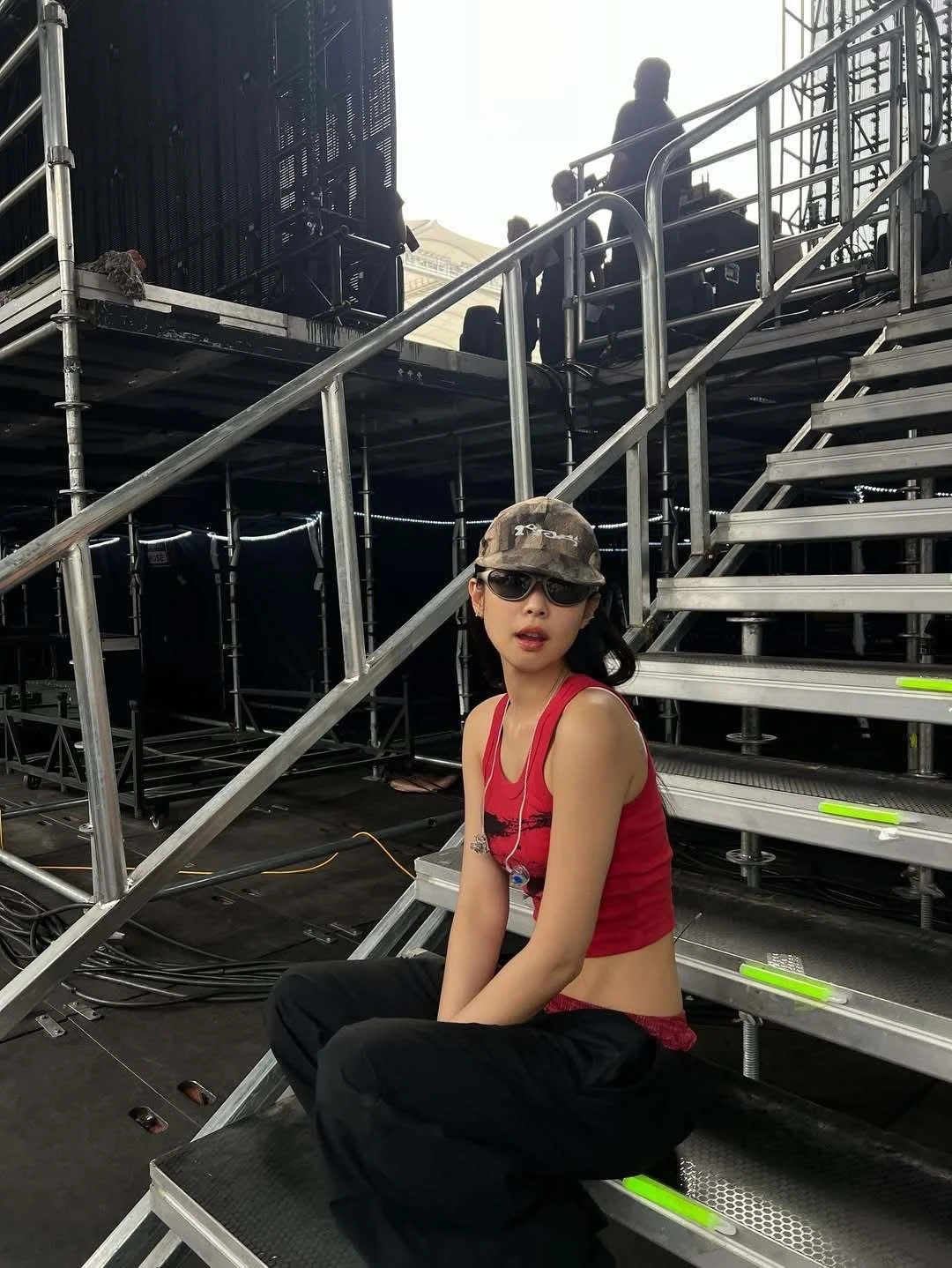 Jennie giản dị đi tổng duyệt Concert Blackpink, vòng eo bé xíu gây sốt - Hình 1