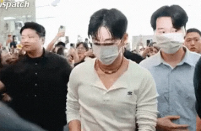 Kinh hoàng cảnh V (BTS) bị fan lao vào xô đẩy, sân bay náo loạn như zoombie vỡ trận - Hình 1