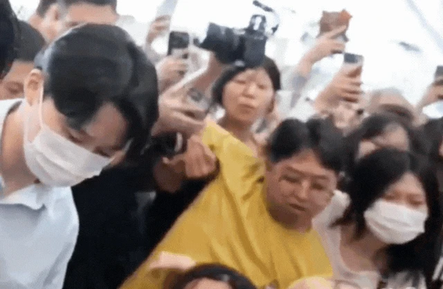 Kinh hoàng cảnh V (BTS) bị fan lao vào xô đẩy, sân bay náo loạn như zoombie vỡ trận - Hình 2