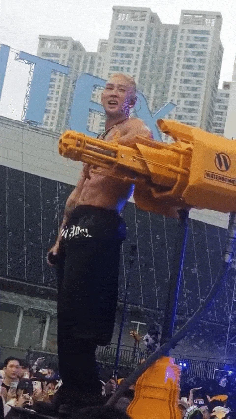 Nam thần cởi áo khoe múi làm náo loạn WATERBOMB, ITZY xinh đỉnh để lại loạt khoảnh khắc để đời - Hình 4