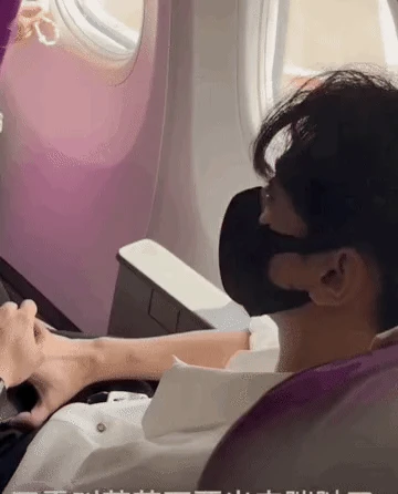 Video 1 sao nam mới nổi bị fan mắng xơi xơi thẳng mặt ngay trên máy bay gây phẫn nộ - Hình 2